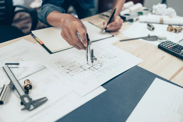 Arquiteto Usando Bússola Divisor Trabalhando Projeto Fazer Uma Nota Livro — Fotografia de Stock