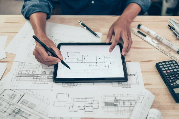 Inżynier Architekta Używa Tabletu Odczytywania Rysunków Projektowanie Budowa Domów — Zdjęcie stockowe