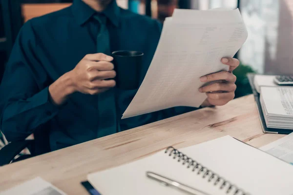 Investoři Kontrolují Náklady Data Zůstatek Projit Měnu Účetní Finanční Koncepce — Stock fotografie