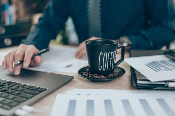 Tazza Caffè Sulla Scrivania Dell Ufficio Contabile Che Lavora Sulla — Foto Stock