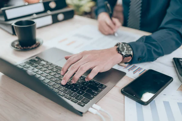 Şirket verilerini, belgelerini ve raporlarını masa başında hesaplamak için hesap makinesi üzerinde çalışan bir muhasebeci. Muhasebe iş konsepti.