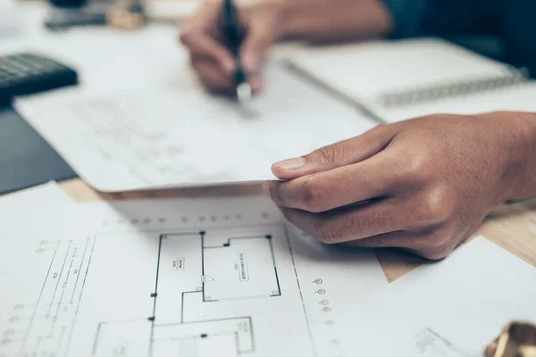 Mimar Mühendis Plan Üzerinde Çalışırken Kalem Çizimi Kullanır Planlama Inşaat — Stok fotoğraf