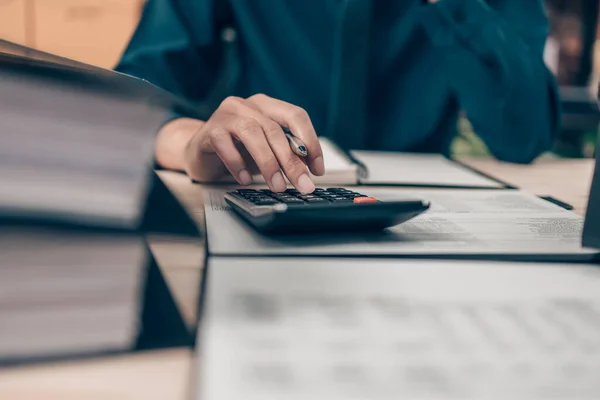 Investitori Che Lavorano Alla Scrivania Utilizzano Una Calcolatrice Calcolare Equilibrio — Foto Stock