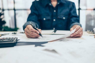 Mimar mühendis, plan üzerinde çalışırken kalem çizimi kullanır. Ev planlama ve inşaat konsepti.
