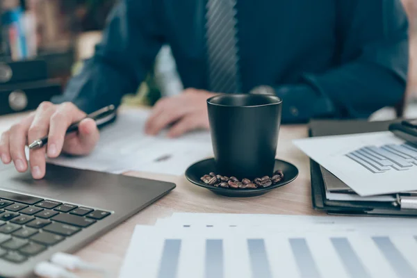 Tazza Caffè Sulla Scrivania Dell Ufficio Contabile Che Lavora Sulla — Foto Stock