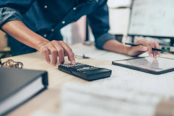 Arquitecto Ingeniero Uso Calculadora Para Calcular Diseño Dibujo Trabajando Plano — Foto de Stock