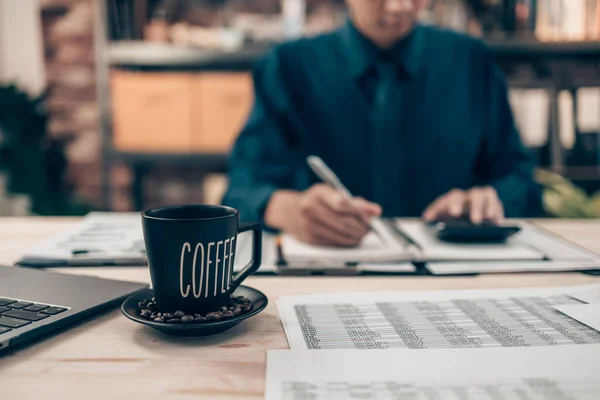 Tazza Caffè Fronte Agli Investitori Controlla Costo Dei Dati Equilibrio — Foto Stock