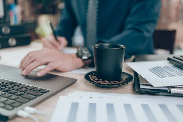 Tazza Caffè Sulla Scrivania Dell Ufficio Contabile Che Lavora Sulla — Foto Stock