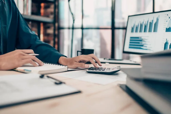 Los Inversores Que Trabajan Oficina Escritorio Uso Una Calculadora Para — Foto de Stock