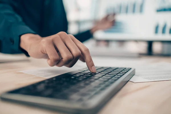 Gli Investitori Che Lavorano Alla Scrivania Utilizzano Tastiera Laptop Controllare — Foto Stock