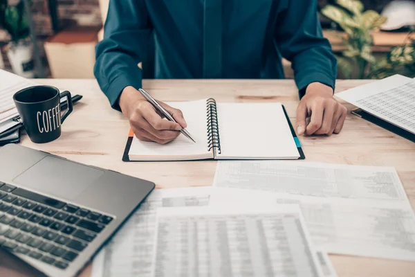 Investitori Che Lavorano Alla Scrivania Utilizzano Una Padella Puntano Controllare — Foto Stock