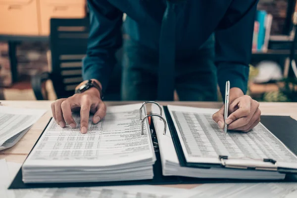 Investitori Che Lavorano Sulla Scrivania Dito Puntando Controllare Costo Monitoraggio — Foto Stock