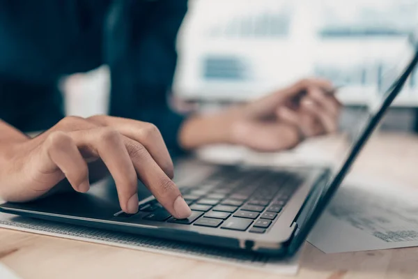 Los Inversores Que Trabajan Oficina Escritorio Utilizan Teclado Computadora Ordenador — Foto de Stock