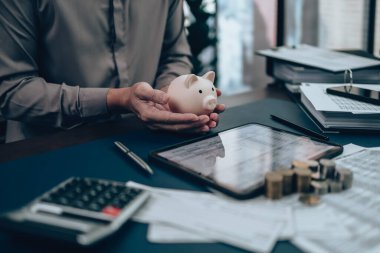 Yatırımcılar el ele verip kumbaradan tasarruf ediyorlar. İş tasarrufu ve finansal konsept.