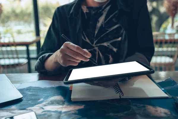 Reizigers Plannen Reizen Gebruiken Tablet Hotels Boeken Vliegtickets Kopen Kaarten — Stockfoto