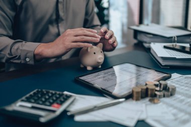 Yatırımcılar el ele verip kumbaradan tasarruf ediyorlar. İş tasarrufu ve finansal konsept.