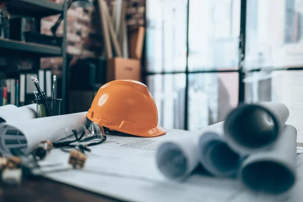 Ingenieur Schutzhelm Mit Zeichnungen Inspektion Auf Dem Schreibtisch Und Taschenrechner — Stockfoto