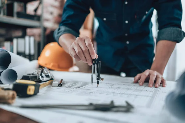 Ingenieurskunst Mit Zeichnungen Inspektion Und Schreiben Auf Dem Schreibtisch Und — Stockfoto