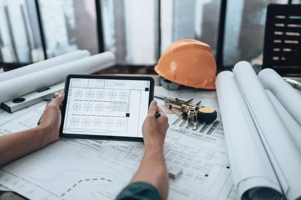 Engenharia Trabalhando Com Inspeção Desenhos Tablet Escritório Calculadora Régua Triangular — Fotografia de Stock