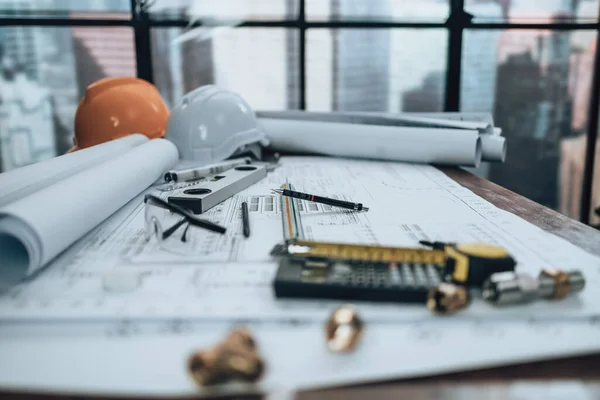 Engenharia Trabalhando Com Inspeção Desenhos Mesa Escritório Calculadora Régua Triangular — Fotografia de Stock