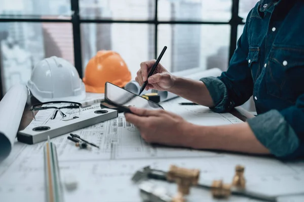 Technisches Arbeiten Mit Zeichnungsprüfung Auf Dem Tablet Büro Und Taschenrechner — Stockfoto