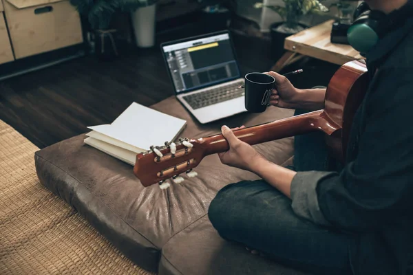 Молодий Чоловік Розслабляється Грає Гітарі Сидячи Дивані Вітальні Вдома Музика — стокове фото
