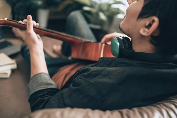 Młody Człowiek Zrelaksować Grać Gitarze Siedząc Kanapie Salonie Domu Muzyka — Zdjęcie stockowe