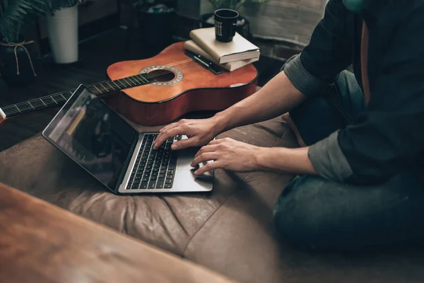 Творець Музики Створює Мелодійну Пісню Текст Ноутбуці Сидячи Дивані Вітальні — стокове фото