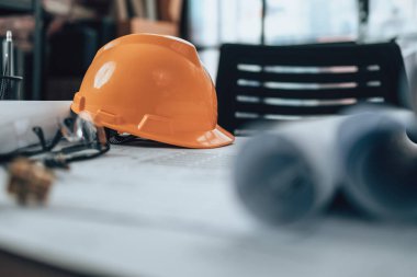 Ofis masasında çizim teftişi, hesap makinesi, üçgen cetvel, güvenlik gözlüğü, pusula, planda daha düşük kalibreli. Mühendis, Mimar, Endüstri ve Fabrika Konsepti.