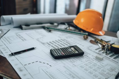 Hesap makinesi, üçgen cetvel, güvenlik gözlükleri, pusula, Planlama 'da vernier Caliper. Mühendis, Mimar, Endüstri ve Fabrika Konsepti.