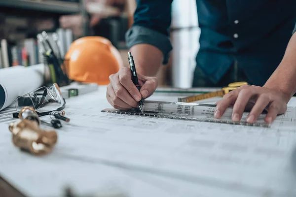 Ingenieurskunst Mit Zeichnungen Inspektion Und Schreiben Auf Dem Schreibtisch Und — Stockfoto