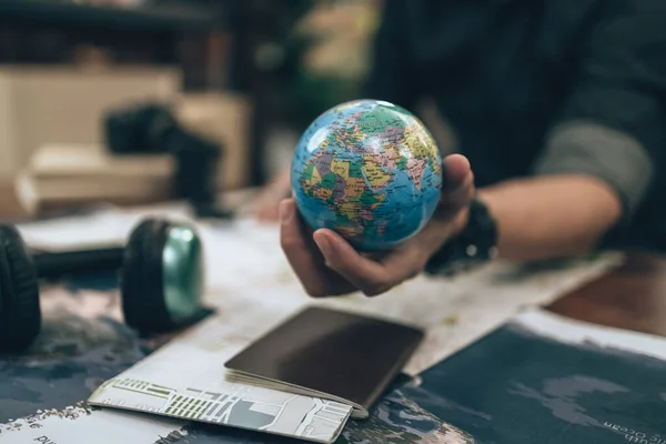 Глобус Цілий Світ Руках Компасі Збільшуючи Скло Бронювати Карті Маршруту — стокове фото