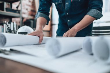 Mühendislik büro masası ve hesap makinesinde çizim teftişi, üçgen cetvel, güvenlik gözlükleri, pusula, planda daha düşük kalibre. Mühendis, Mimar, Endüstri ve Fabrika Konsepti.