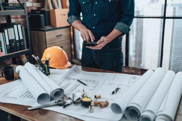 Technisches Arbeiten Mit Zeichnungsprüfung Und Druckrechner Auf Dem Schreibtisch Und — Stockfoto