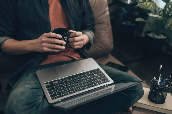 Mężczyźni Trzymający Filiżankę Kawy Używający Laptopa Pracy Gry Słuchania Muzyki — Zdjęcie stockowe