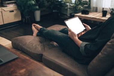 Seyahat planlayan gezginler otellerde rezervasyon yaptırmak, uçak bileti almak, arama haritası çıkarmak ya da evdeki oturma odasındaki kanepe yatağında seyahat yolları bulmak için tablet kullanıyorlar. Seyahat kavramı.