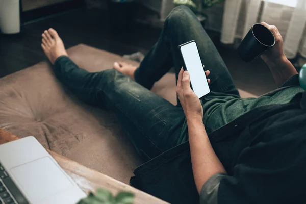 Mężczyźni Trzymają Sms Pomocą Telefonu Komórkowego Pustym Ekranem Sofie Domu — Zdjęcie stockowe