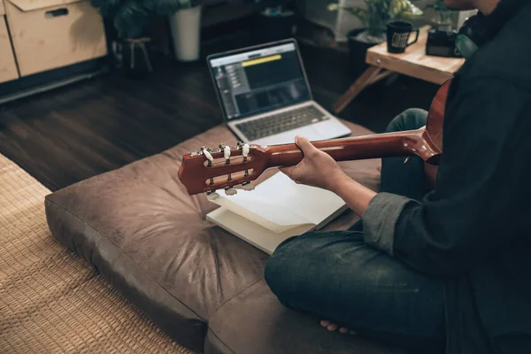 Молодий Чоловік Розслабляється Грає Гітарі Сидячи Дивані Вітальні Вдома Музика — стокове фото