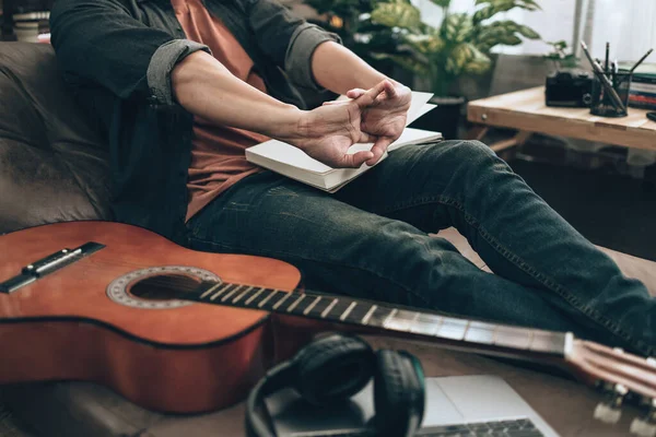Jovem Relaxe Toque Guitarra Enquanto Está Sentado Sofá Cama Sala — Fotografia de Stock