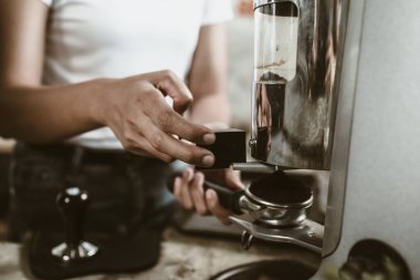 Kahve makinesiyle kahve dükkanında dipsiz filtre kullanın. Kahve makinesi konsepti.