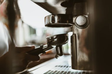 Kahveci dipsiz filtresi olan kahve makinesi kullanır. Kahve makinesi konsepti.