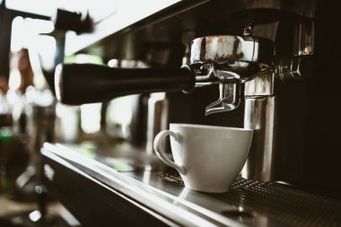 Kahve tezgahında espresso makinesi taze demlenmiş kahve ikram ediyor. Kahve makinesi konsepti.