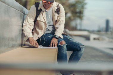 Turistler eğlence, restoran veya otel bulmak için haritayı işaret ediyorlar