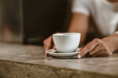 Barista kahve dükkanında müşteriye kahve servisi yapıyor..