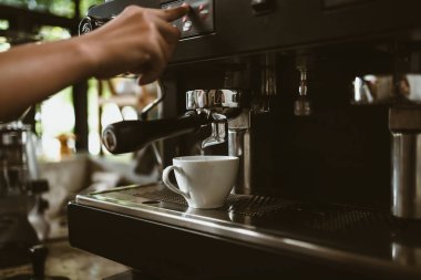 Kahve tezgahında espresso makinesi taze demlenmiş kahve ikram ediyor. Kahve makinesi konsepti.
