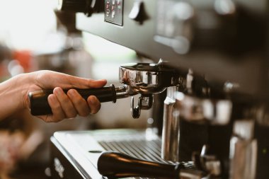 Kahveci dipsiz filtresi olan kahve makinesi kullanır. Kahve makinesi konsepti.