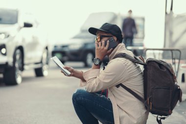 Turistler bir otel rezervasyonu için ya da yol kenarından yol tarifi için ararlar. seyahat kavramı
