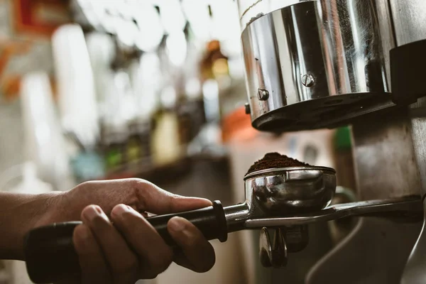 Barista Utilizar Filtro Sin Fondo Con Máquina Amoladora Cafetería Concepto — Foto de Stock