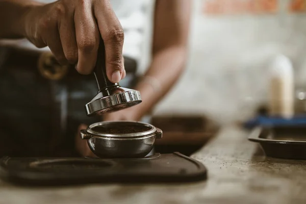 Barista Χρησιμοποιώντας Ένα Tamper Για Πιέσετε Τον Καφέ Εδάφους Ένα — Φωτογραφία Αρχείου