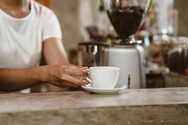 Barista kahve dükkanında müşteriye kahve servisi yapıyor..